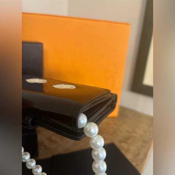 CHANEL FULL INCLUSION Camellia Patent Leather Bifold Pearl Crossbody Wallet - Picture 7 of 17